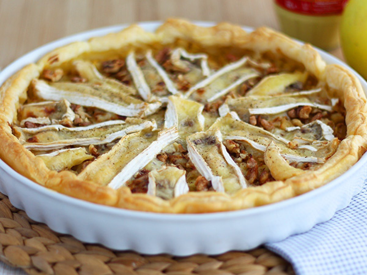 Torta salata camembert, noci e mele