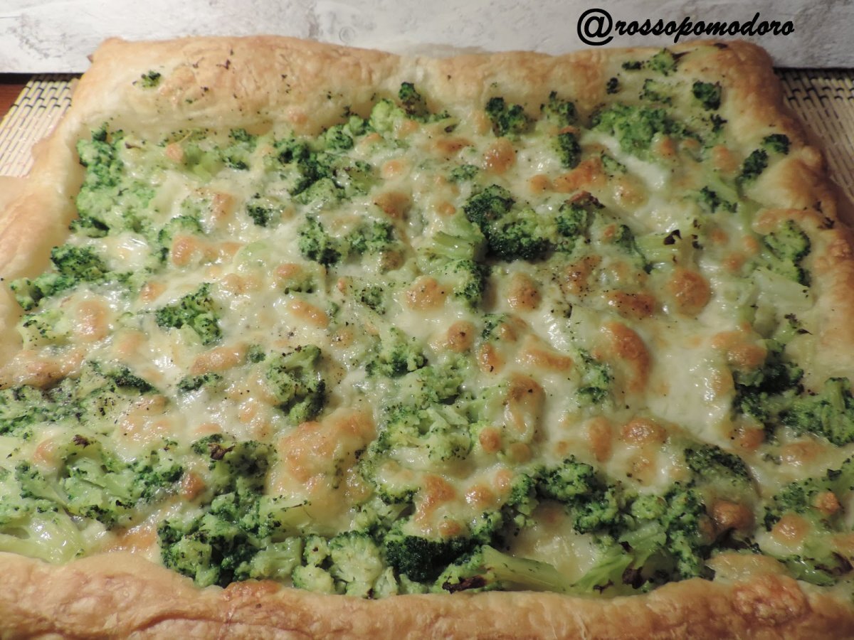 Torta salata con broccoletti siciliani e mozzarella