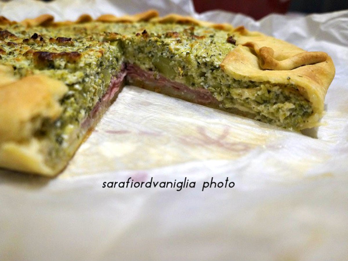 Torta salata con broccoli, mortadella e crema ai formaggi