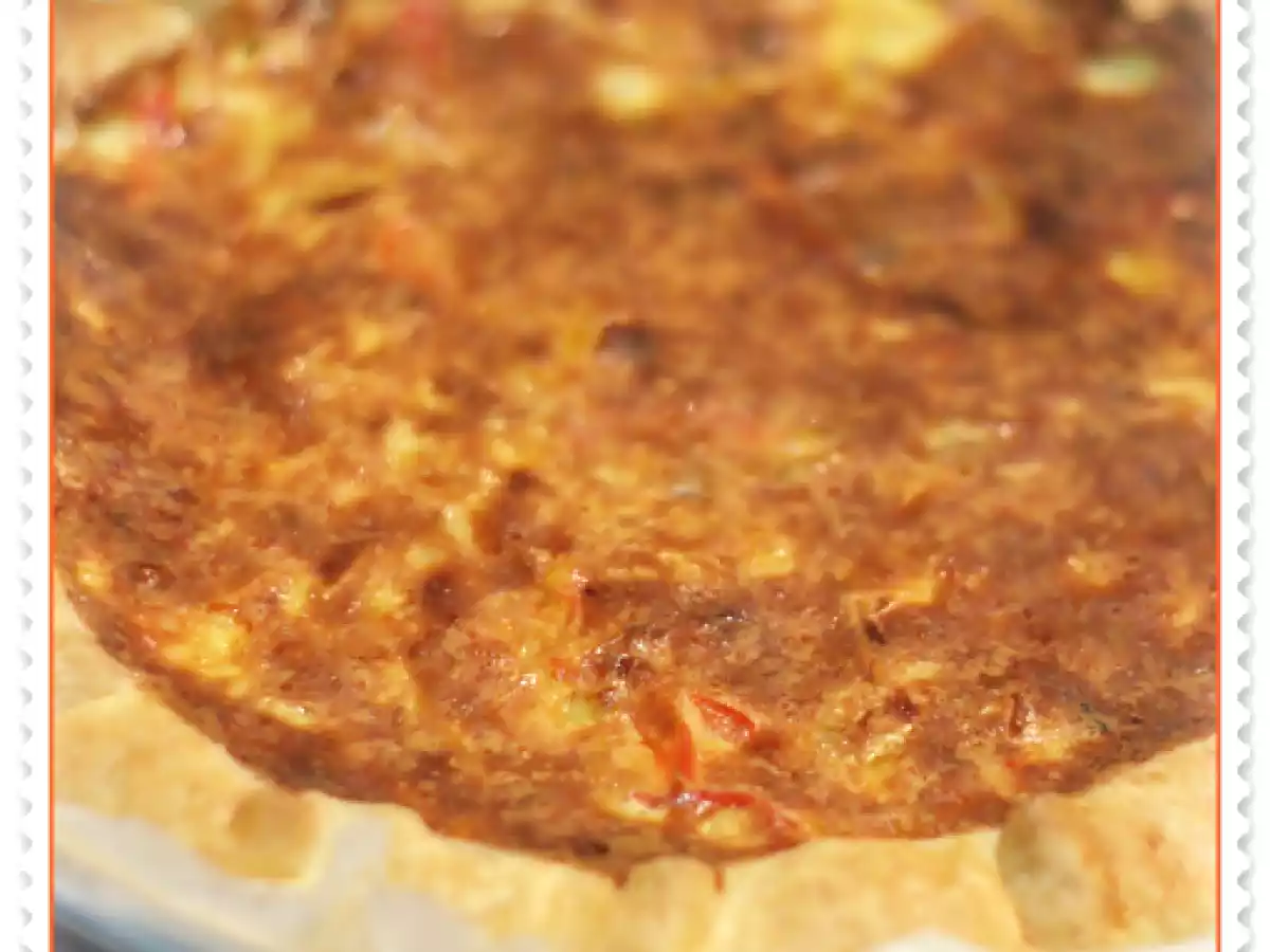 Torta salata con cavolo, peperoni e pancetta