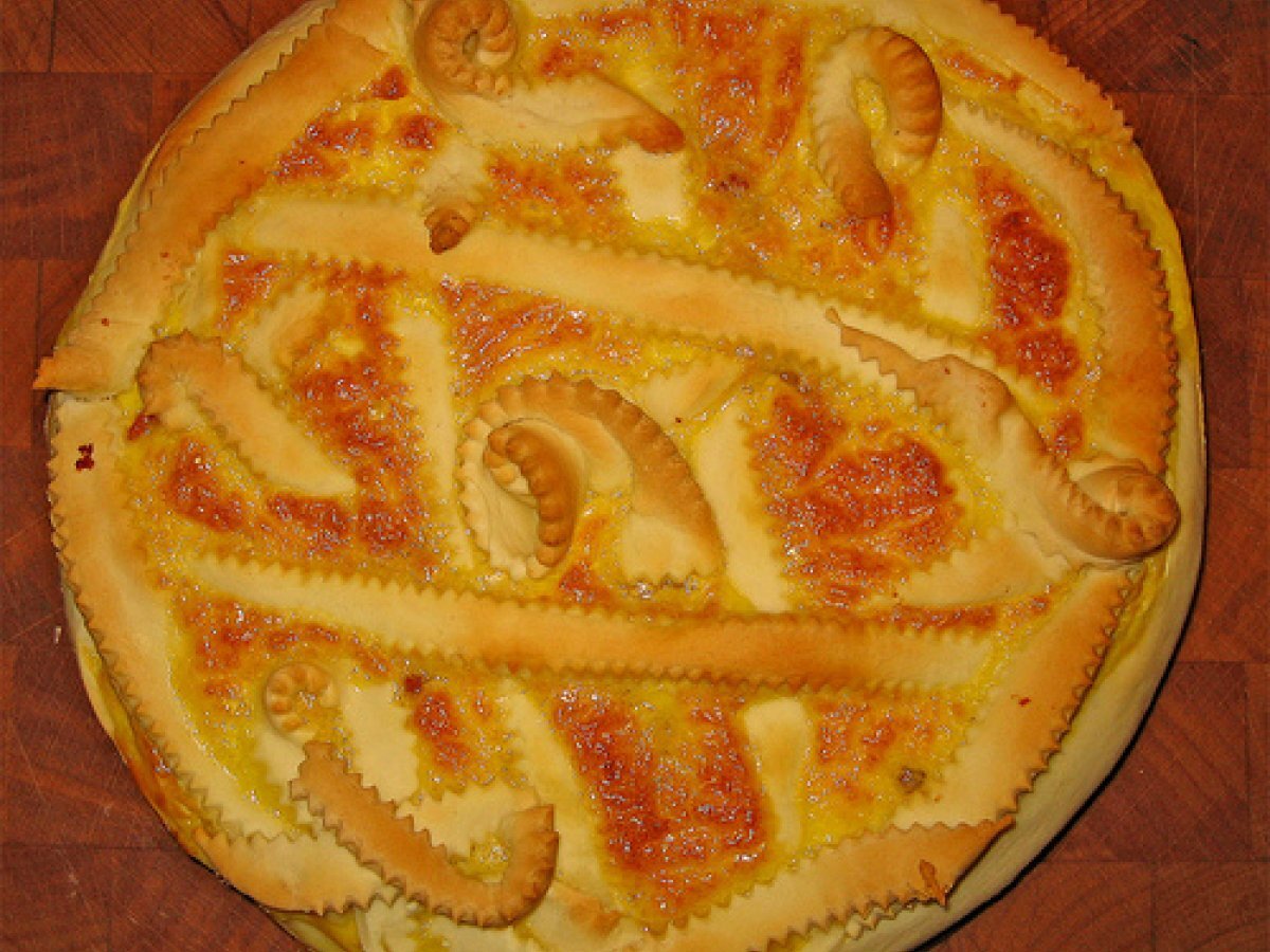 Torta salata con cipolla e salsiccia