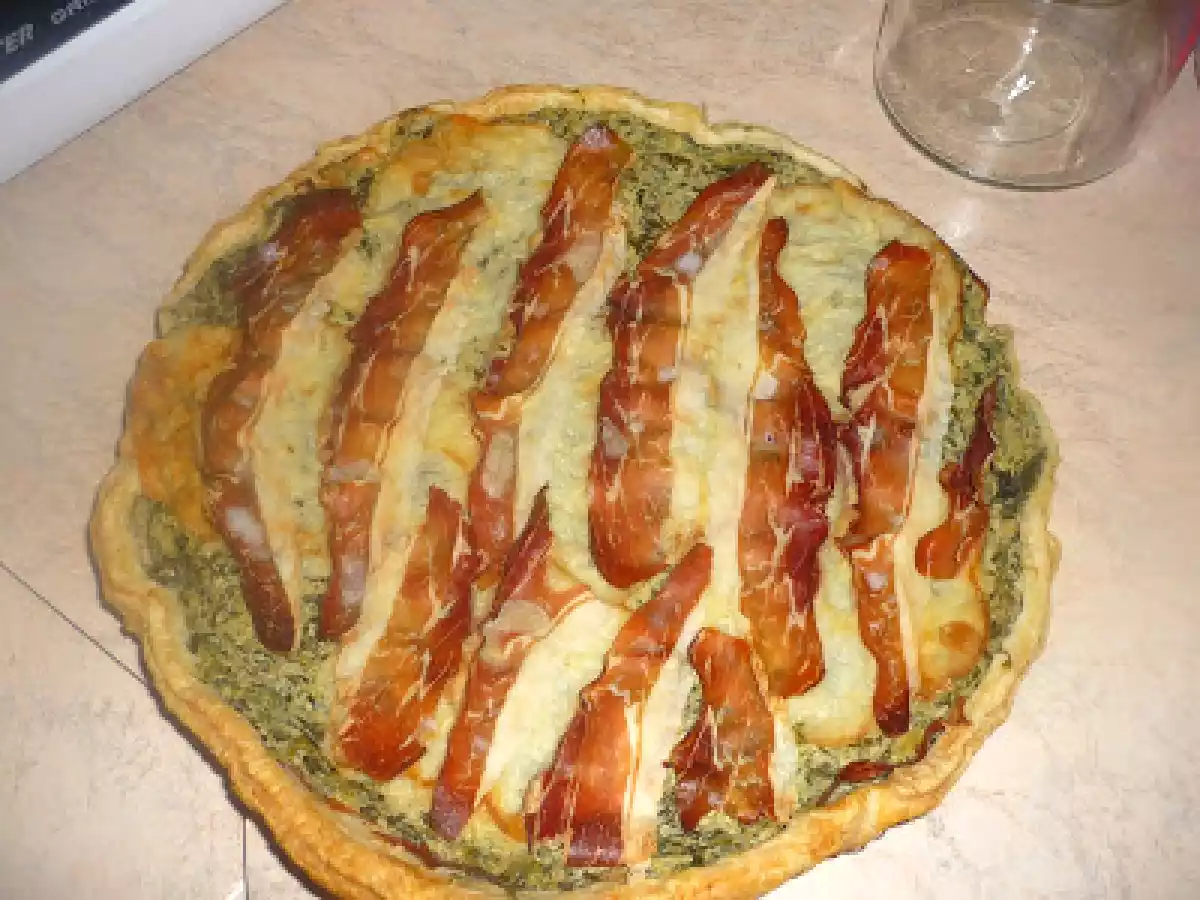 TORTA SALATA CON ERBETTE DI CAMPO, RICOTTA, SCAMORZA AFFUMICATA E SPECK - foto 2