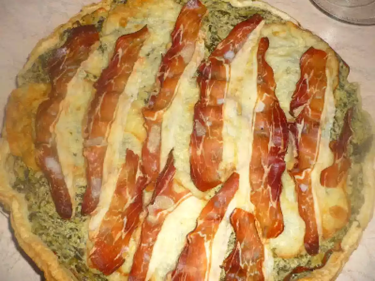 TORTA SALATA CON ERBETTE DI CAMPO, RICOTTA, SCAMORZA AFFUMICATA E SPECK - foto 3