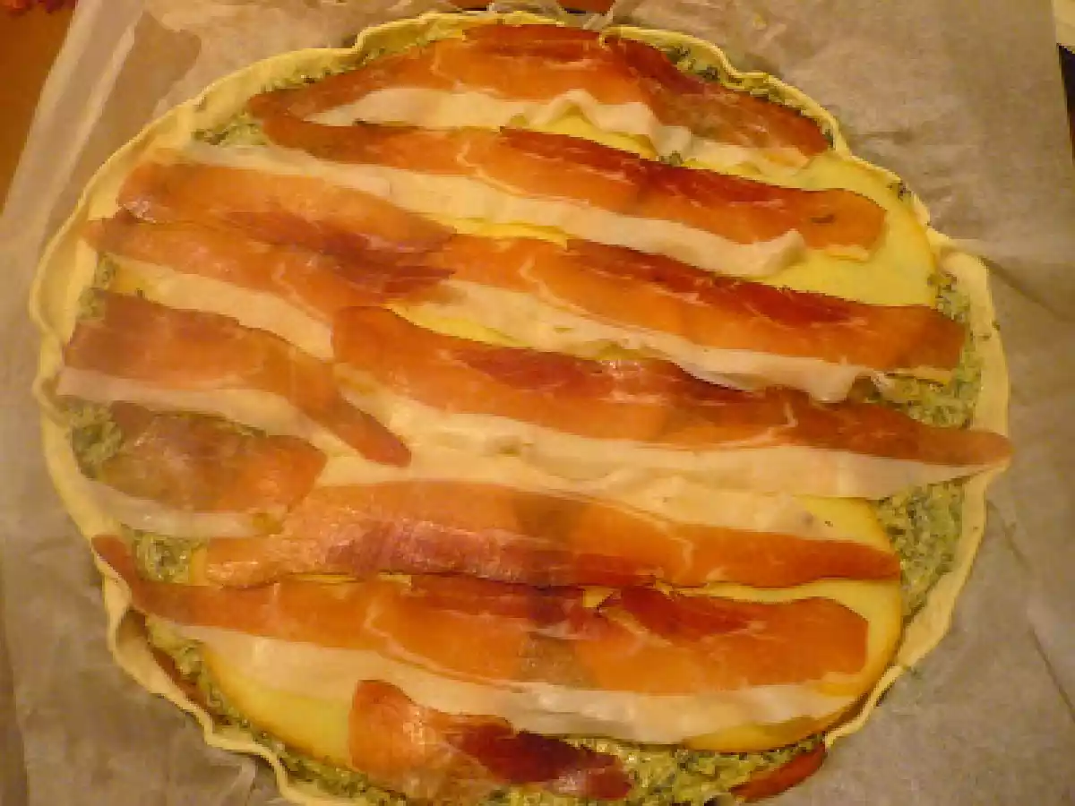 TORTA SALATA CON ERBETTE DI CAMPO, RICOTTA, SCAMORZA AFFUMICATA E SPECK - foto 4