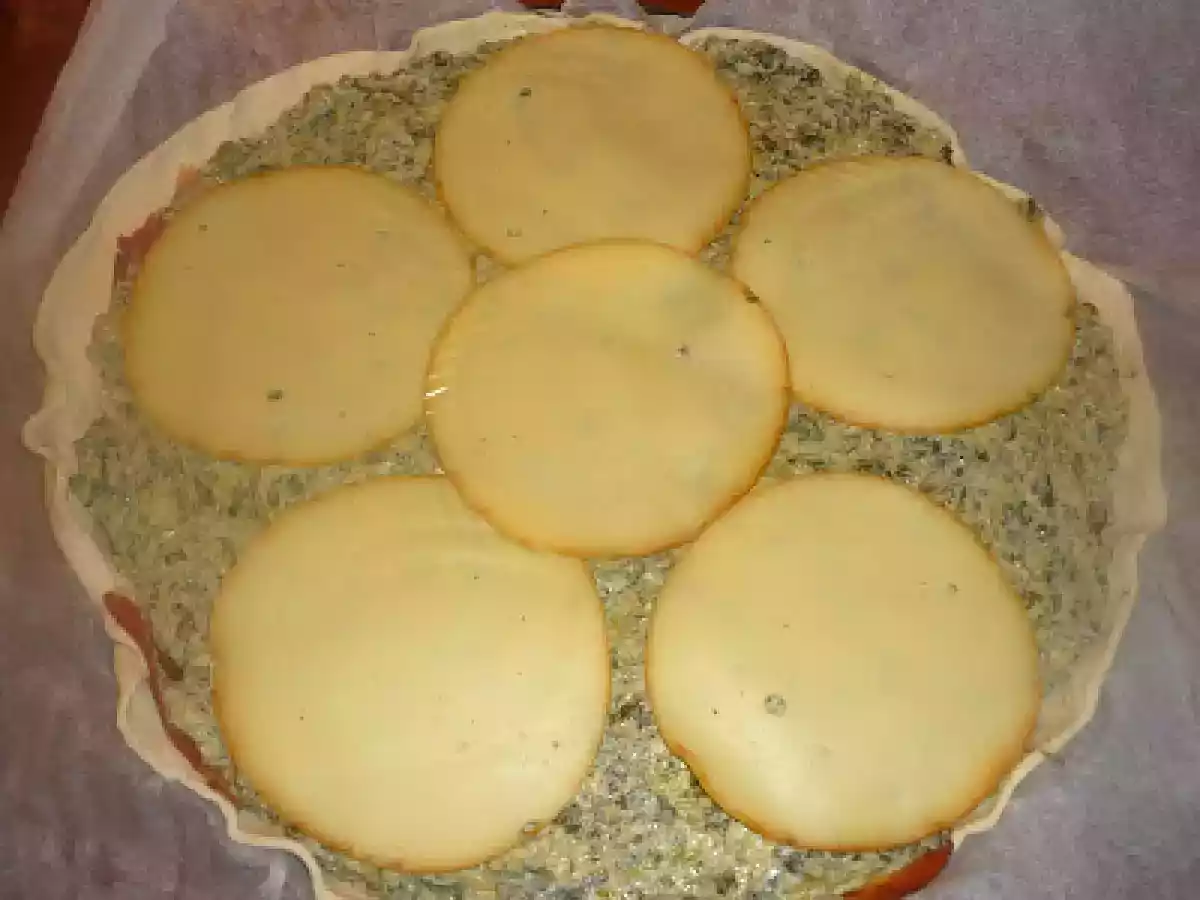 TORTA SALATA CON ERBETTE DI CAMPO, RICOTTA, SCAMORZA AFFUMICATA E SPECK - foto 5