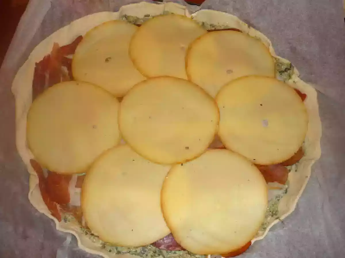 TORTA SALATA CON ERBETTE DI CAMPO, RICOTTA, SCAMORZA AFFUMICATA E SPECK - foto 7