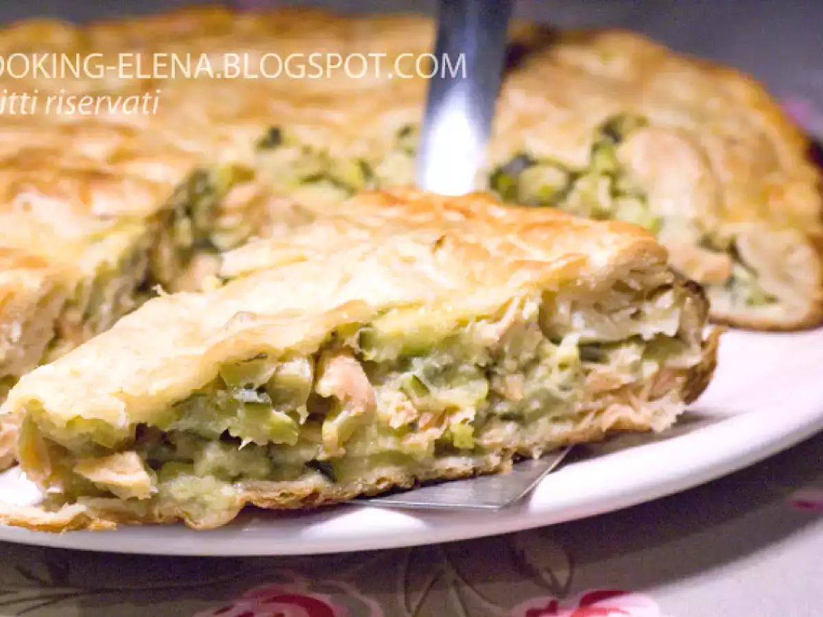 Torta salata con pasta sfoglia, zucchine e salmone affumicato: ricetta last minute saporita