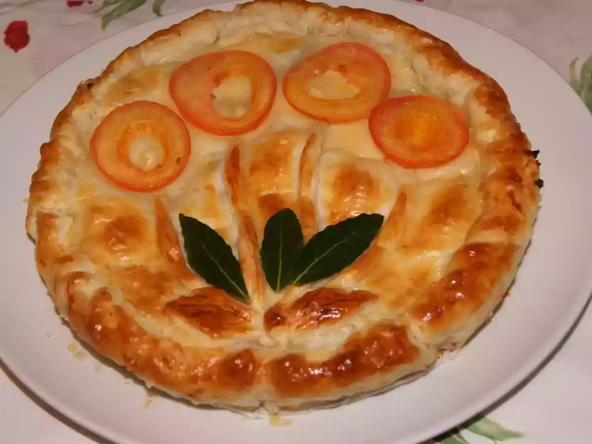 Torta salata con patate profumate al pesto e crescenza