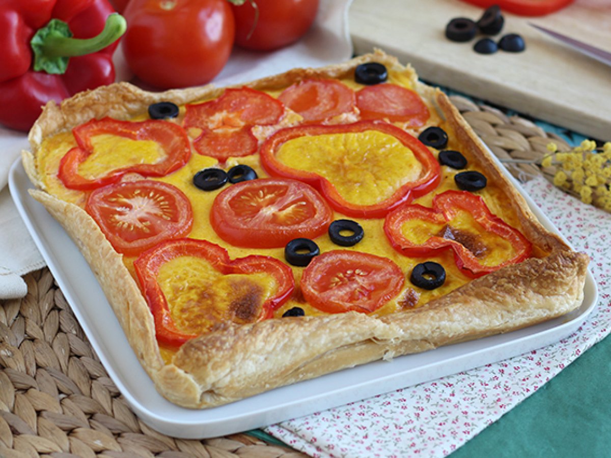 Torta salata con peperoni, carote e pomodori