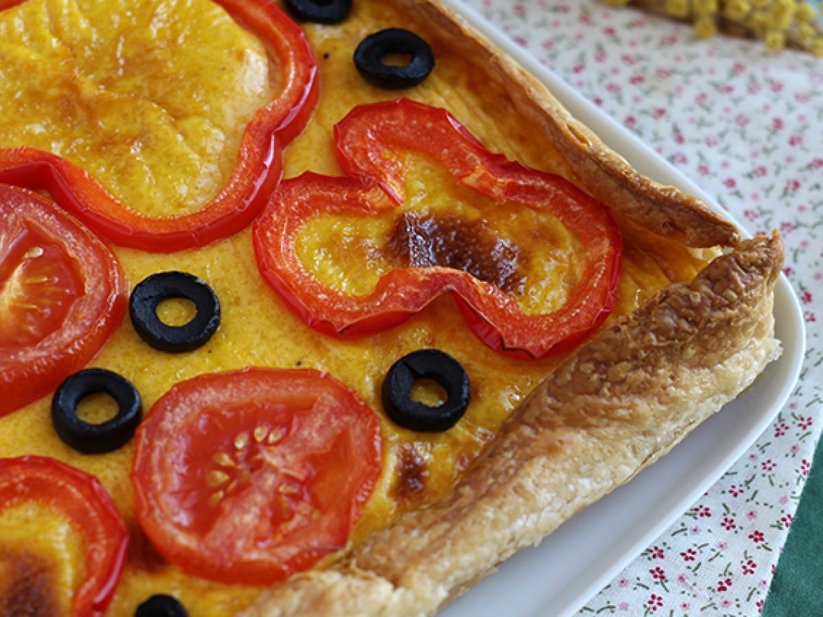 Torta salata con peperoni, carote e pomodori - foto 2