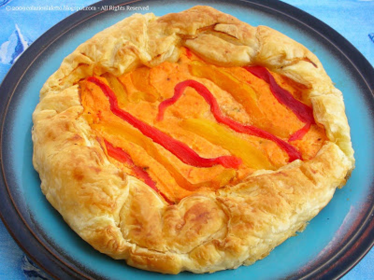 Torta salata con peperoni e capperi