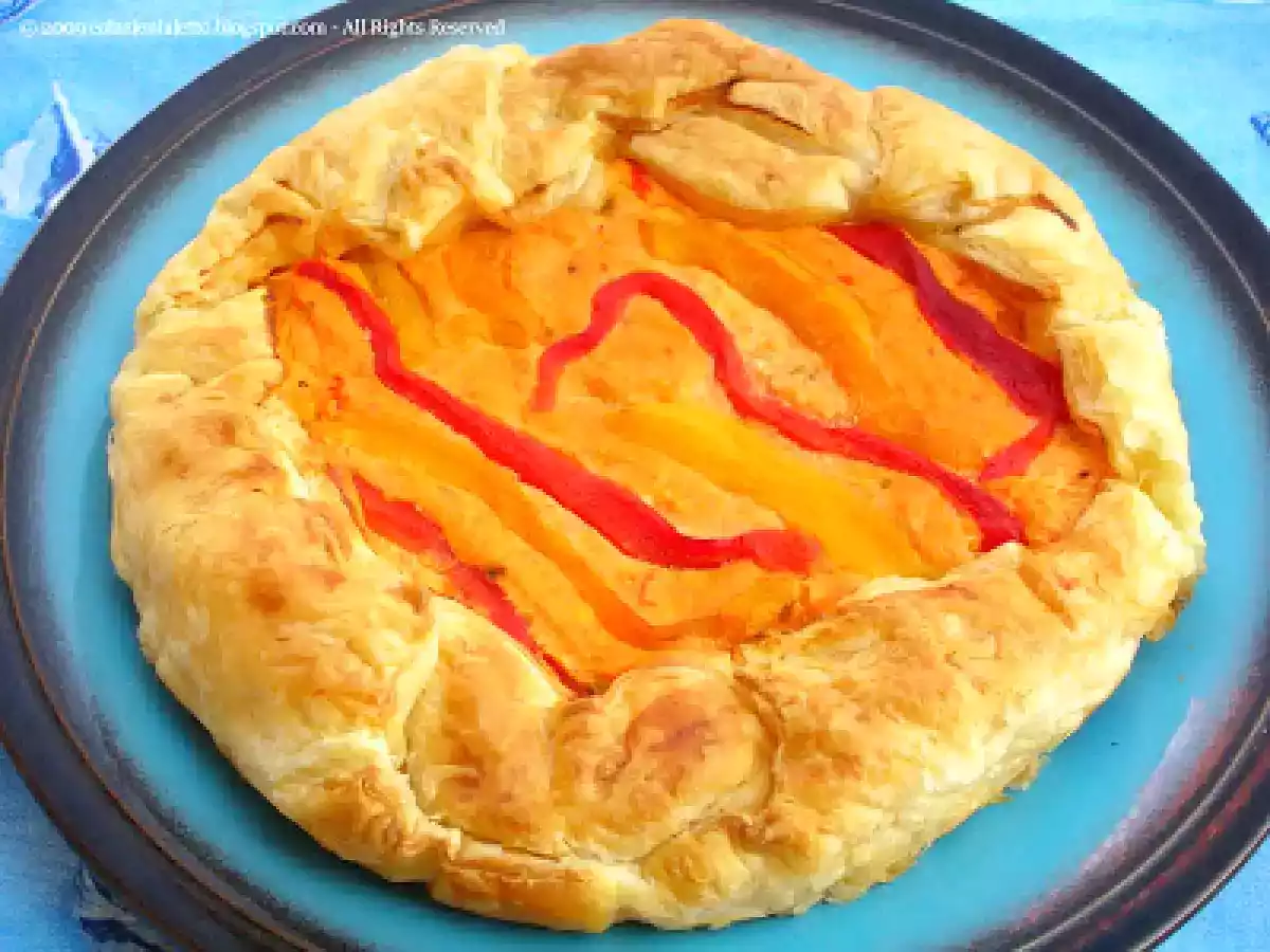 Torta salata con peperoni e capperi