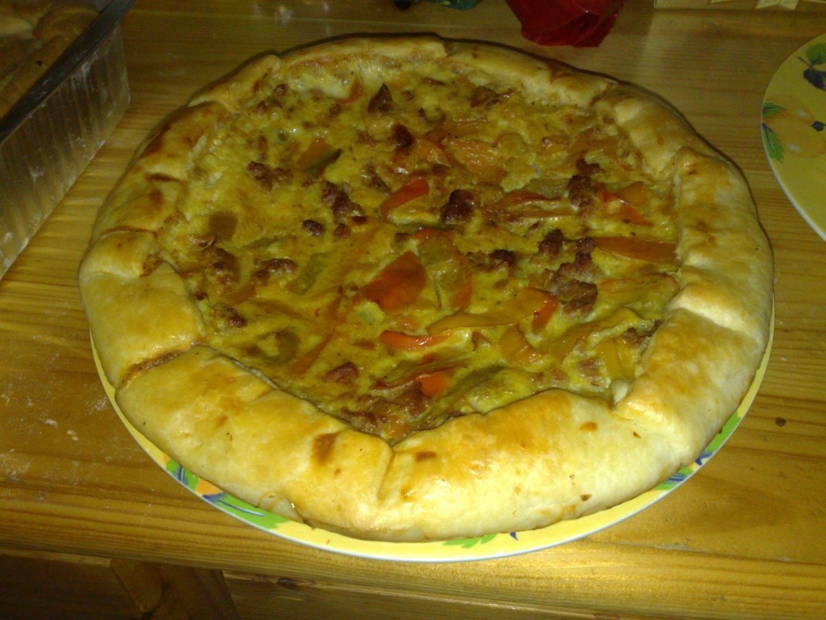 Torta salata con peperoni e salsiccia