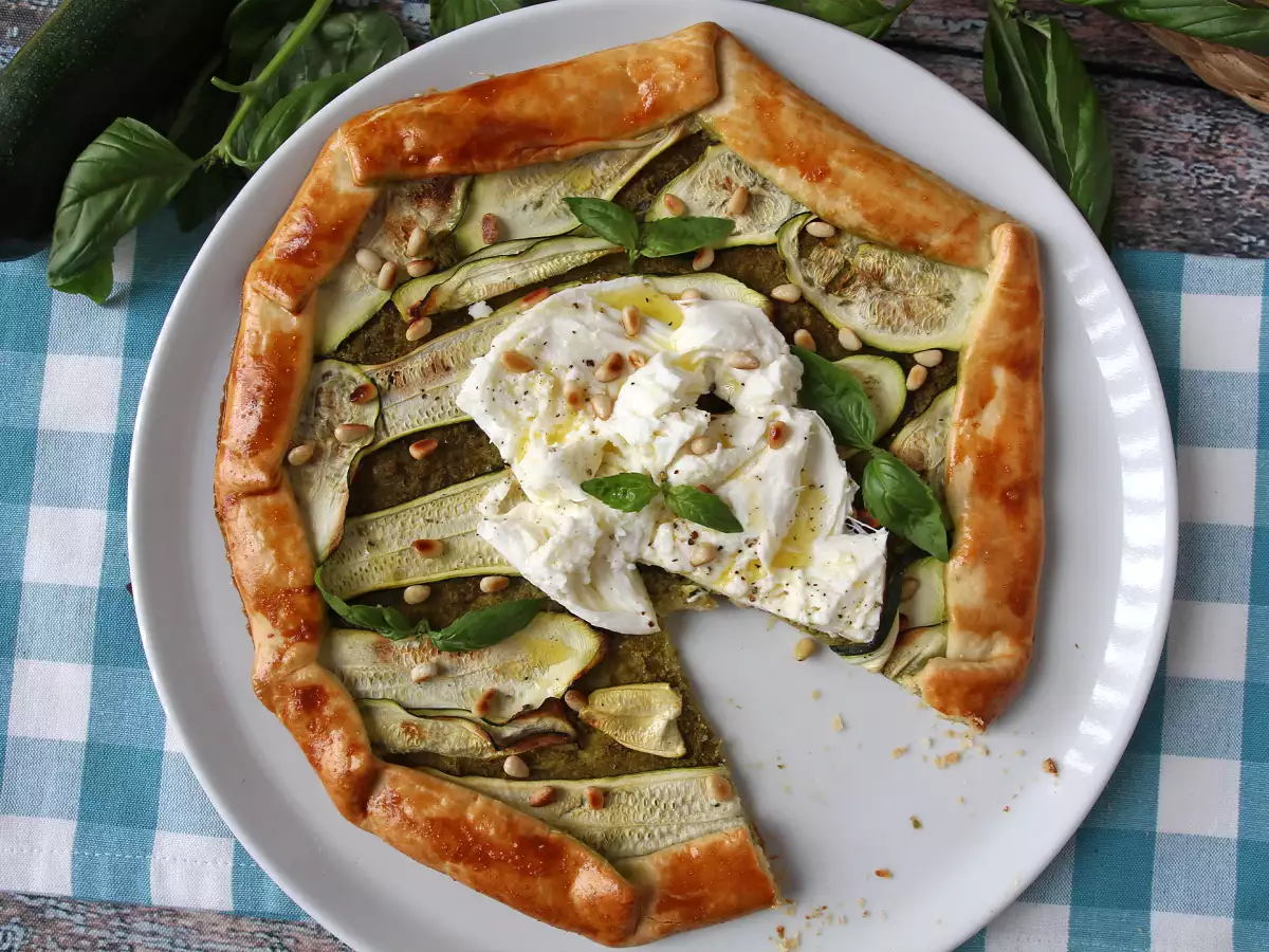 Torta salata con pesto, zucchine e mozzarella: una ricetta facile che profuma d'estate! - foto 2