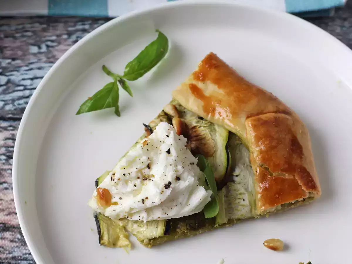 Torta salata con pesto, zucchine e mozzarella: una ricetta facile che profuma d'estate! - foto 3