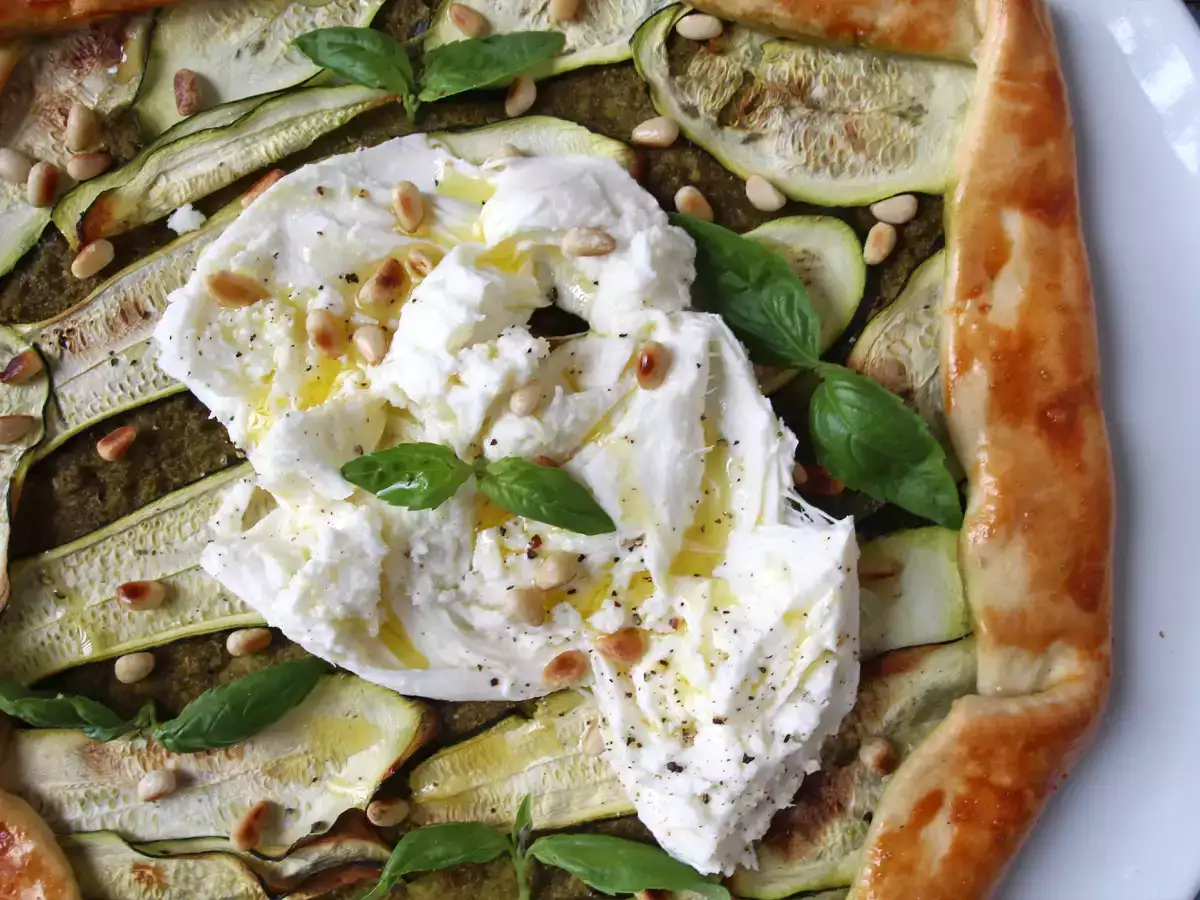 Torta salata con pesto, zucchine e mozzarella: una ricetta facile che profuma d'estate! - foto 4