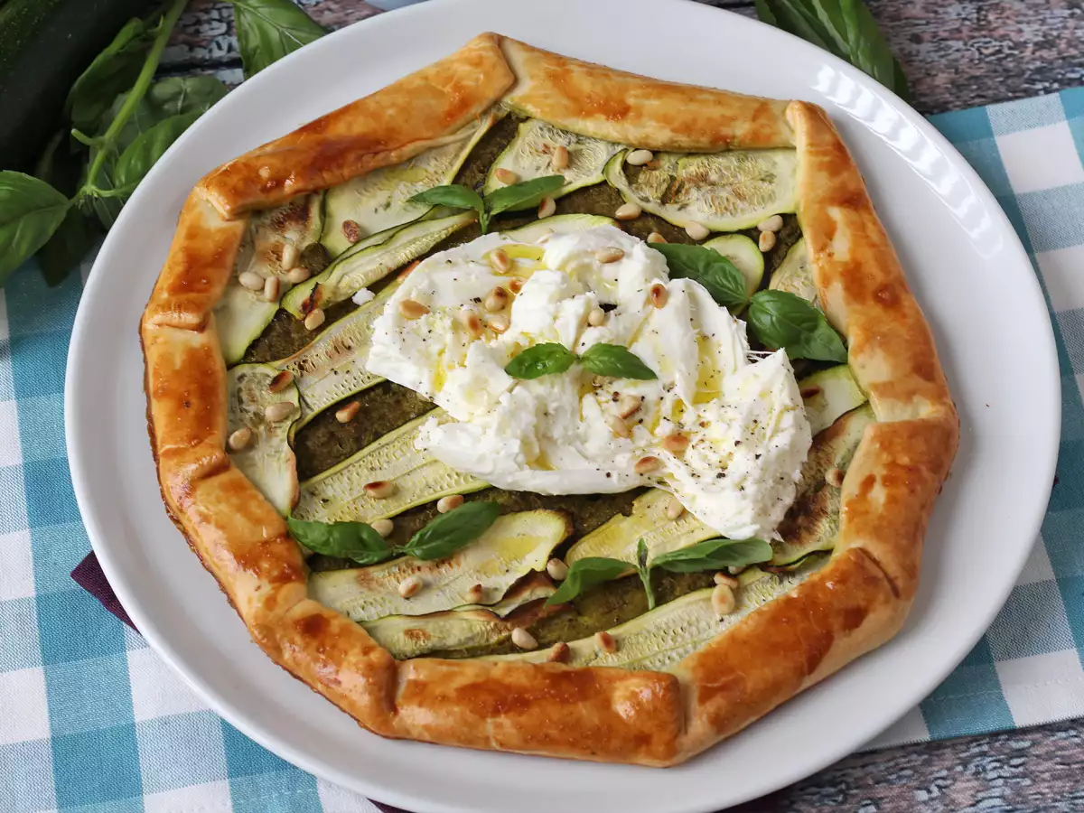 Torta salata con pesto, zucchine e mozzarella: una ricetta facile che profuma d'estate! - foto 6