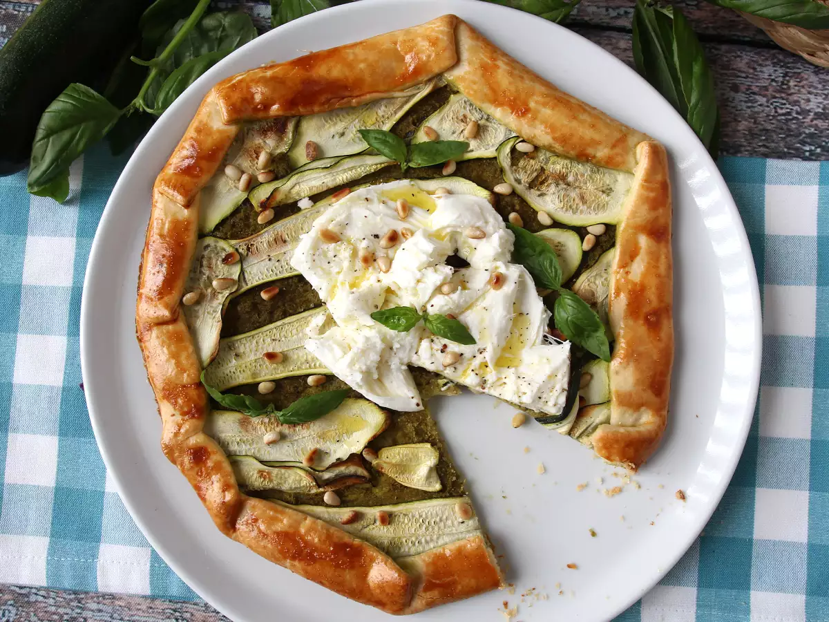 Torta salata con pesto, zucchine e mozzarella: una ricetta facile che profuma d'estate! - foto 8