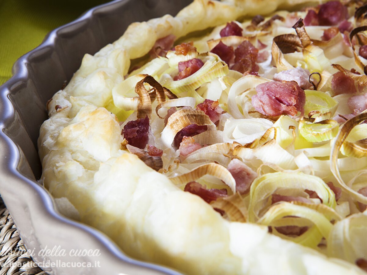 Torta salata con porri, pancetta e yogurt greco