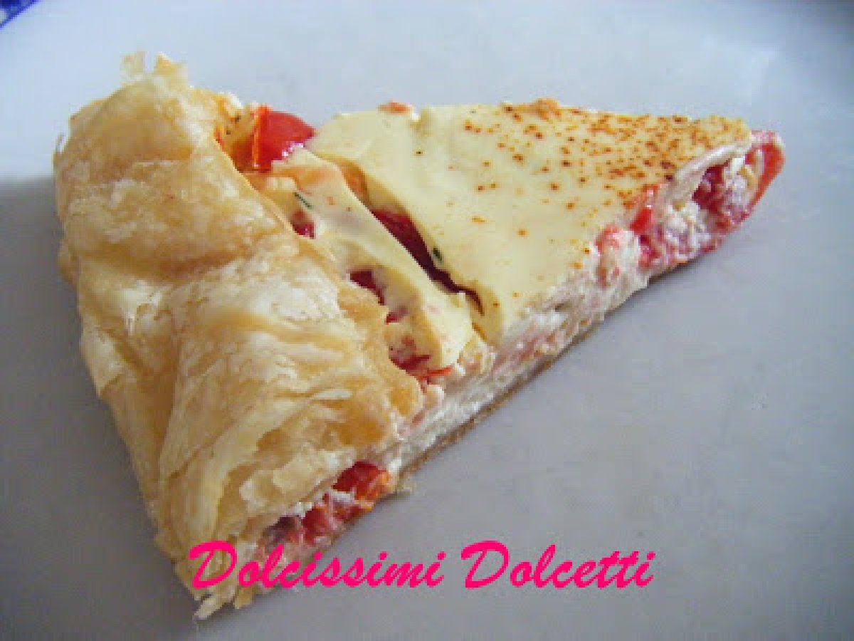 Torta salata con salmone e pomodorini