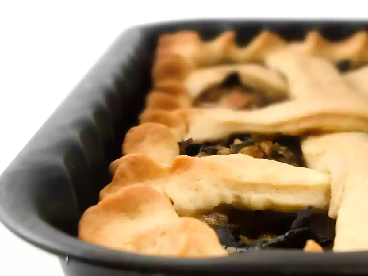 Torta salata con scarola, olive, capperi e uvetta