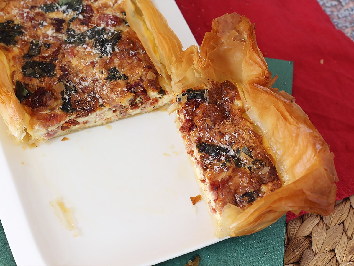 Torta salata di pasta fillo con prosciutto crudo e pomodori secchi - foto 2