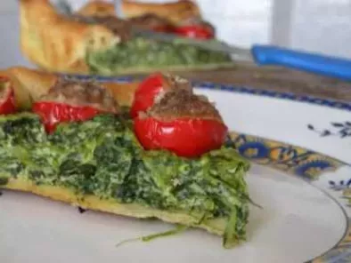 Torta salata di spinaci e ricotta con polpettine nei pomodorini.