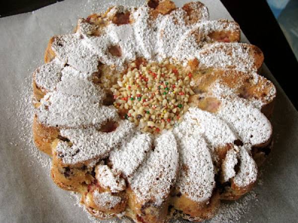 Torta soffice ai frutti di bosco e auguri speciali.