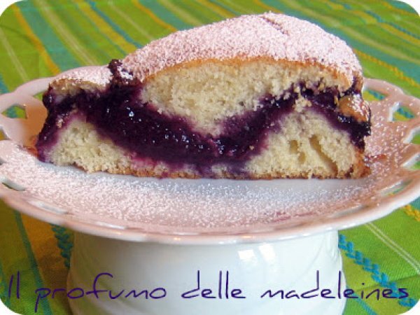 Torta soffice con ripieno di uva fragola