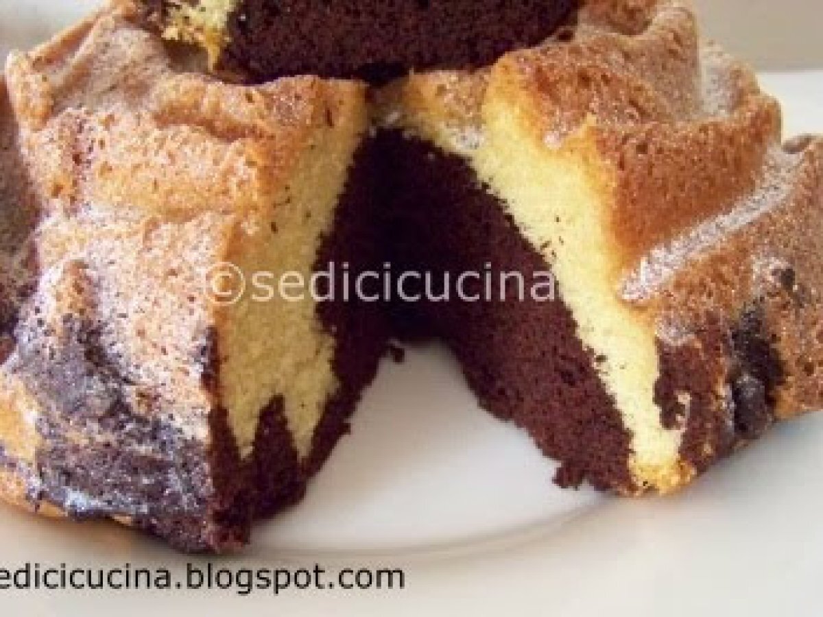 Torta soffice marmorizzata al cacao e vaniglia