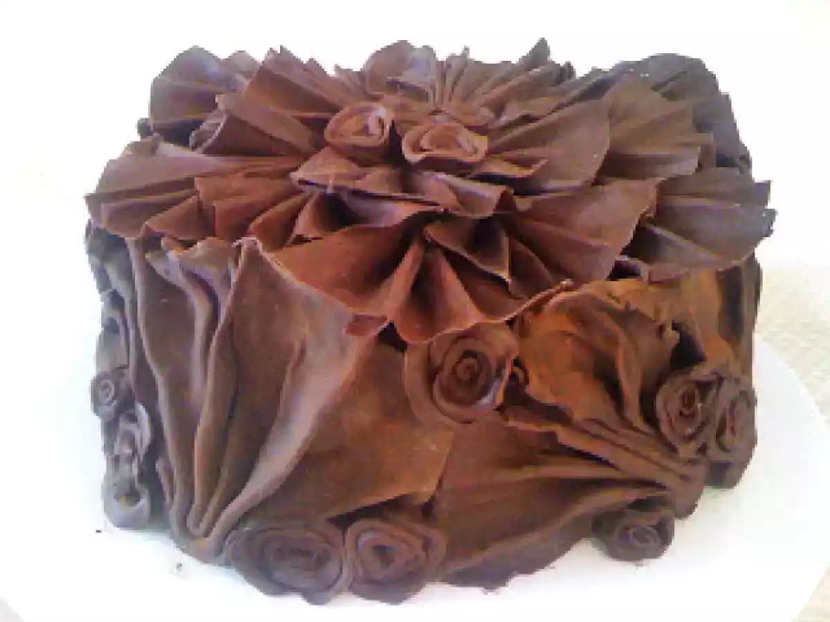TORTA TARTUFATA.. rose e ventagli di cioccolato