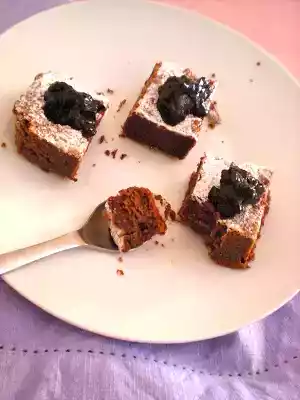 Torta tenerina con composta di mirtilli neri