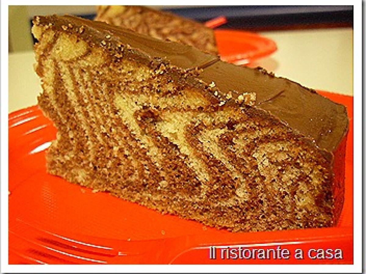 Torta zebrata con copertura di cioccolato