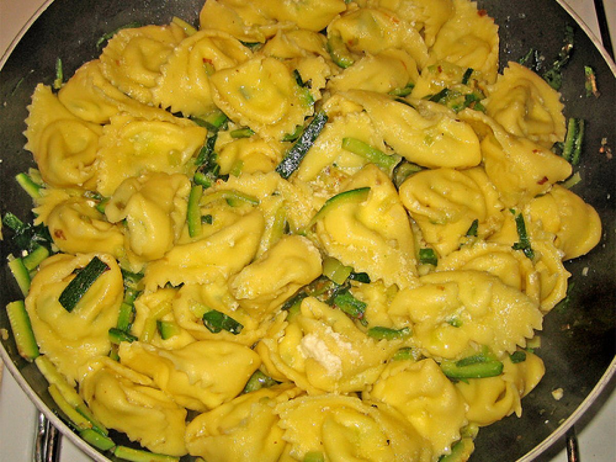 Tortelli con robiola e zucchine con salsa ai fiori di zucca