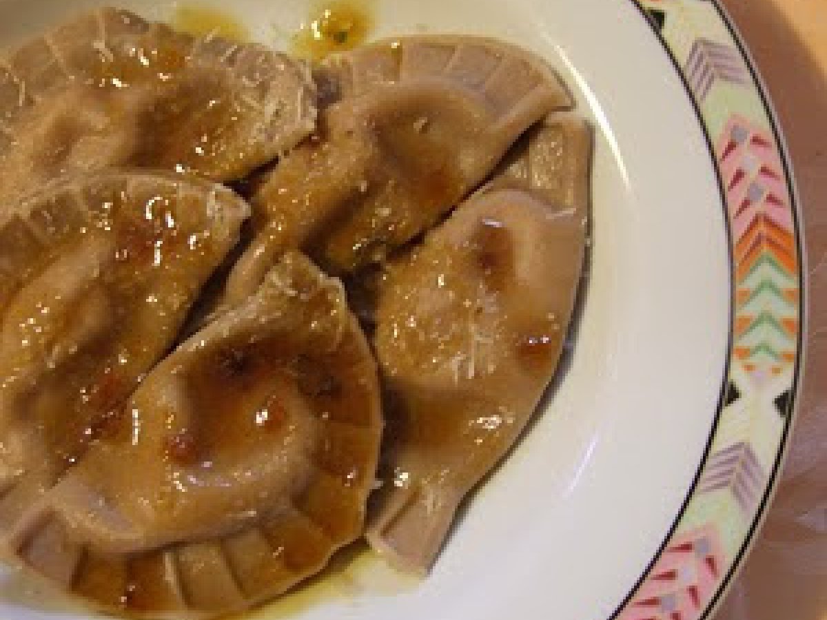 Tortelli di farina di castagne con mostarda di mele e salsa al miele