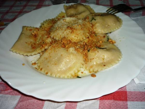 Tortelli di zucca al burro, salvia e granella di mandorle