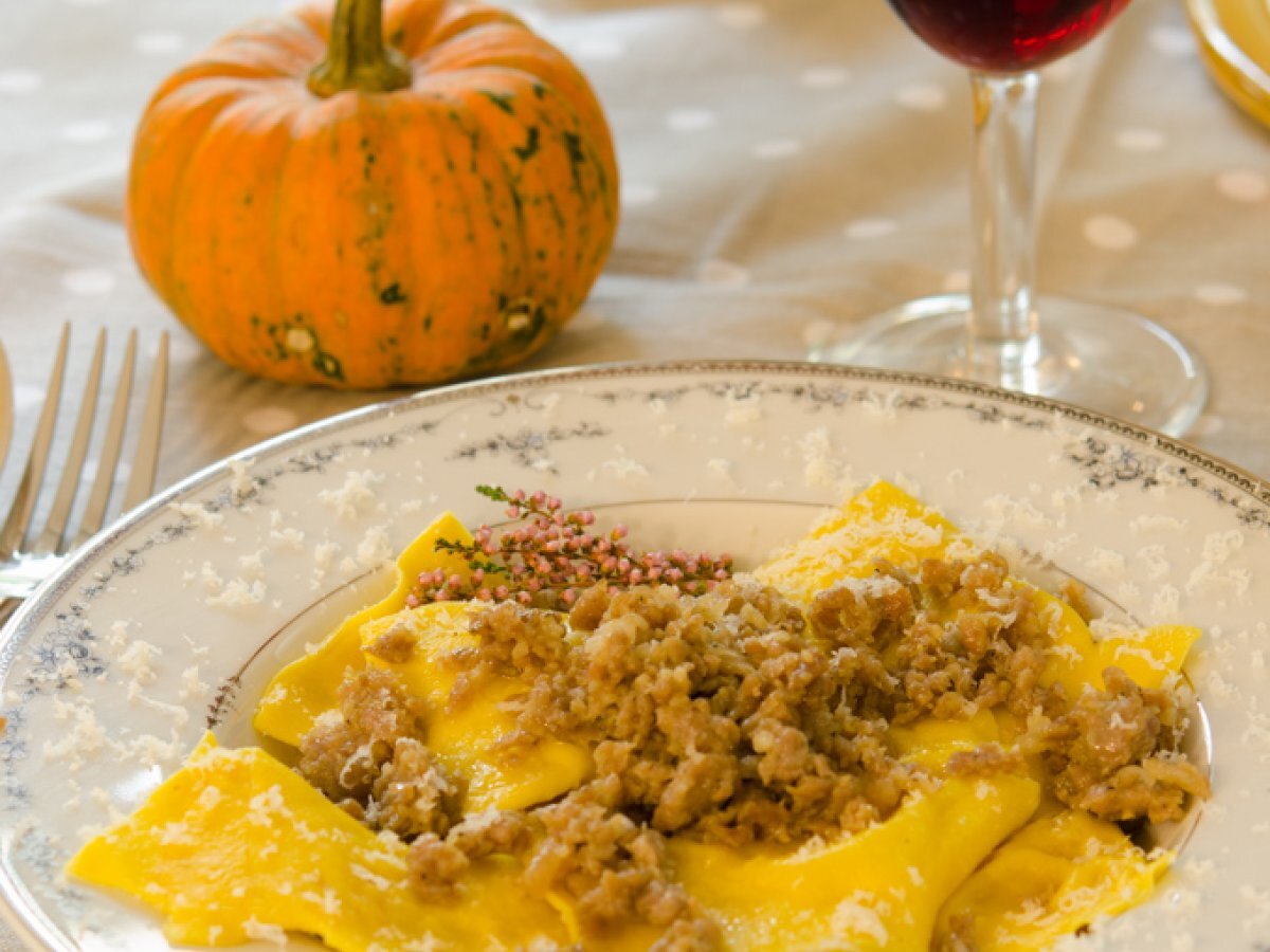 Tortelli di zucca di Mantova con mostarda e amaretti