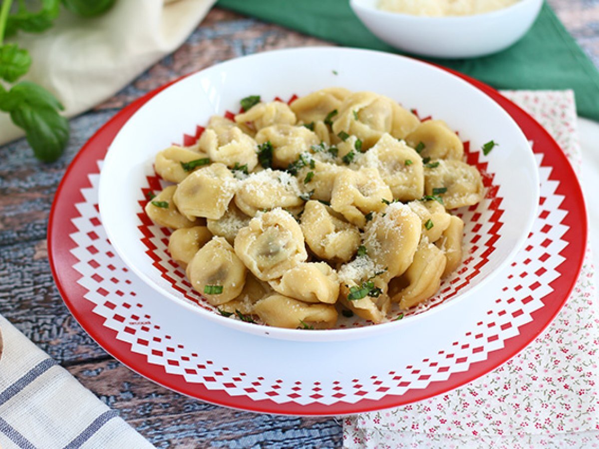 Tortellini con prosciutto crudo, parmigiano e basilico fresco