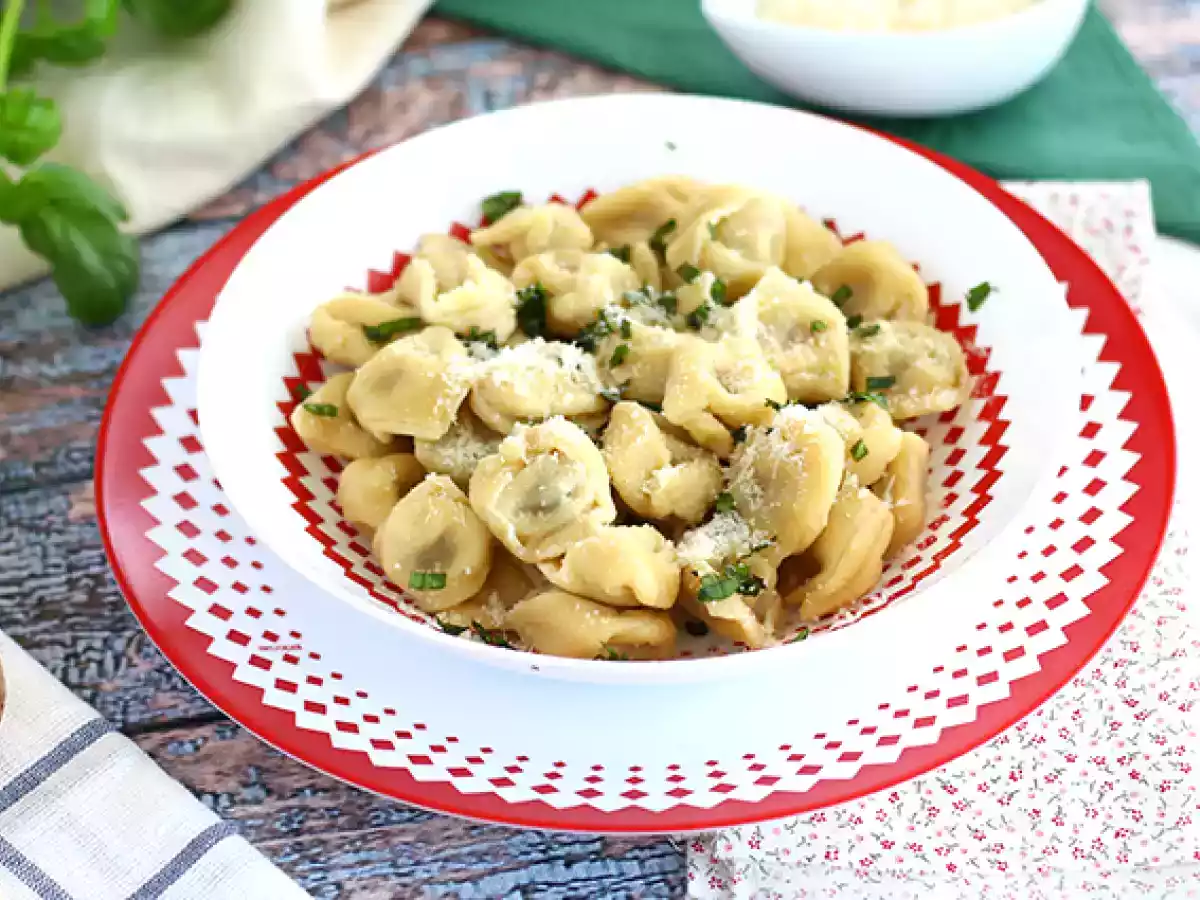 Tortellini con prosciutto crudo, parmigiano e basilico fresco