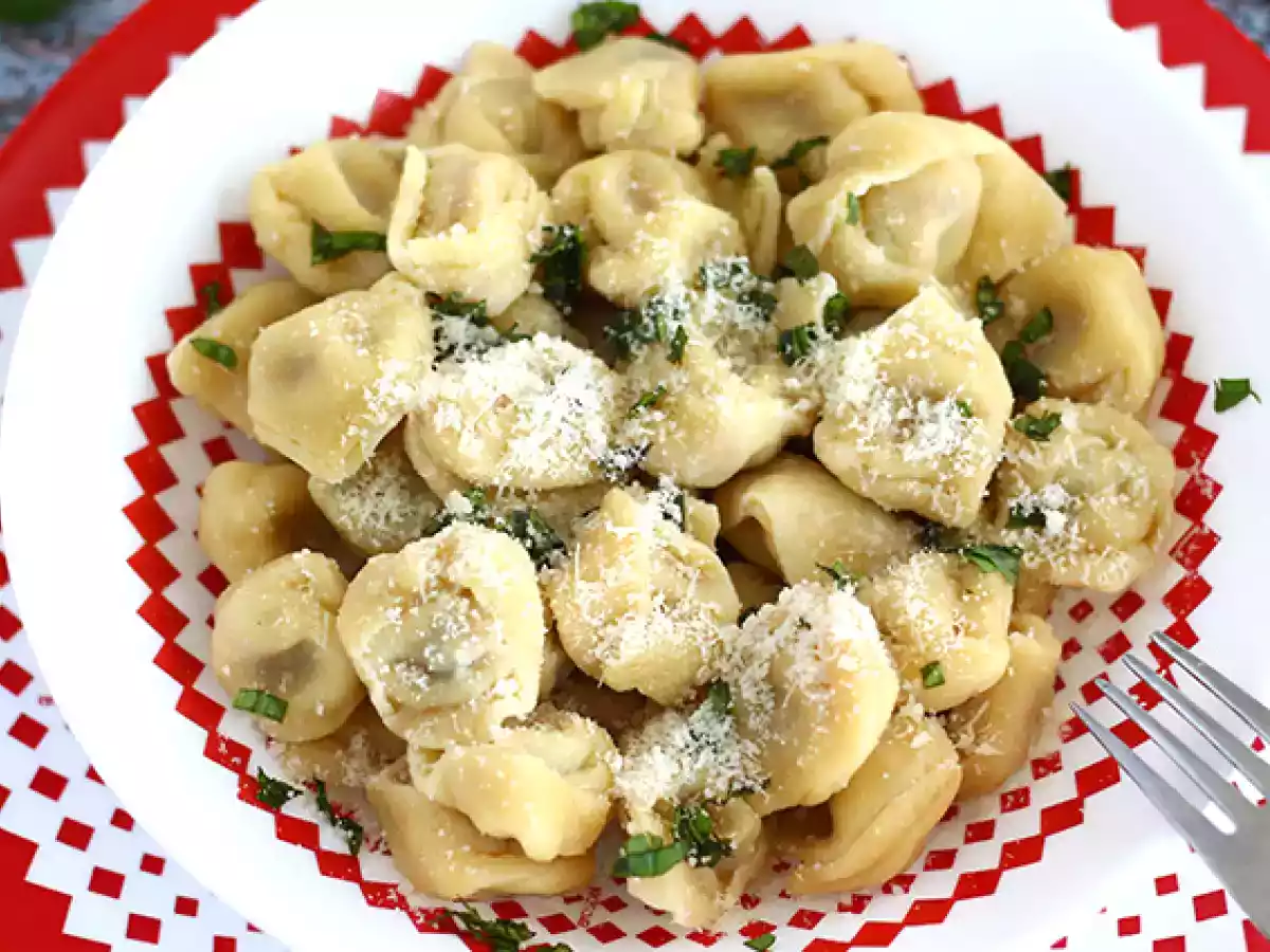 Tortellini con prosciutto crudo, parmigiano e basilico fresco - foto 2