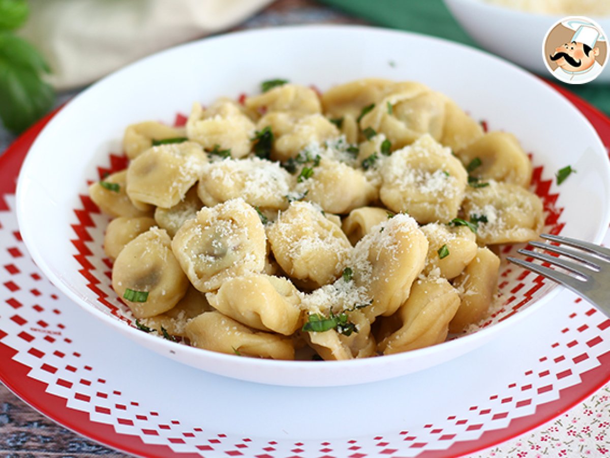 Tortellini con prosciutto crudo, parmigiano e basilico fresco - foto 3