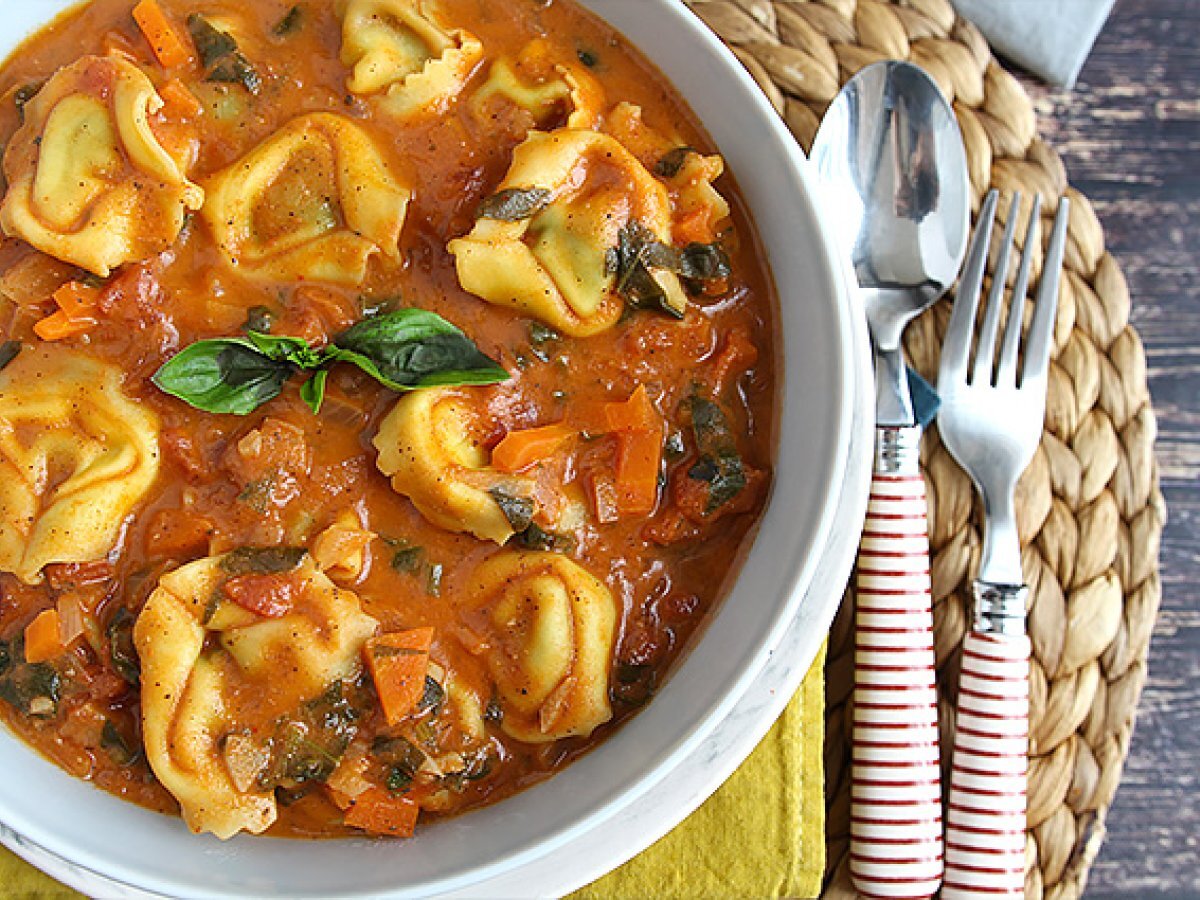 Tortellini in brodo aromatico di pomodoro