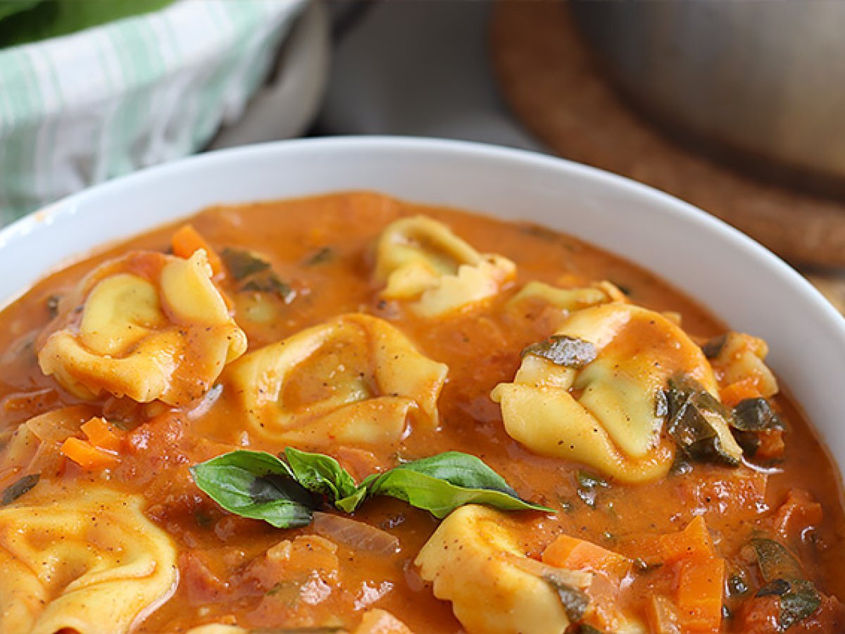 Tortellini in brodo aromatico di pomodoro - foto 4