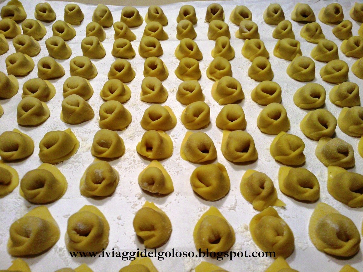 Tortellini in brodo, la ricetta tradizionale spiegata passo a passo - foto 2