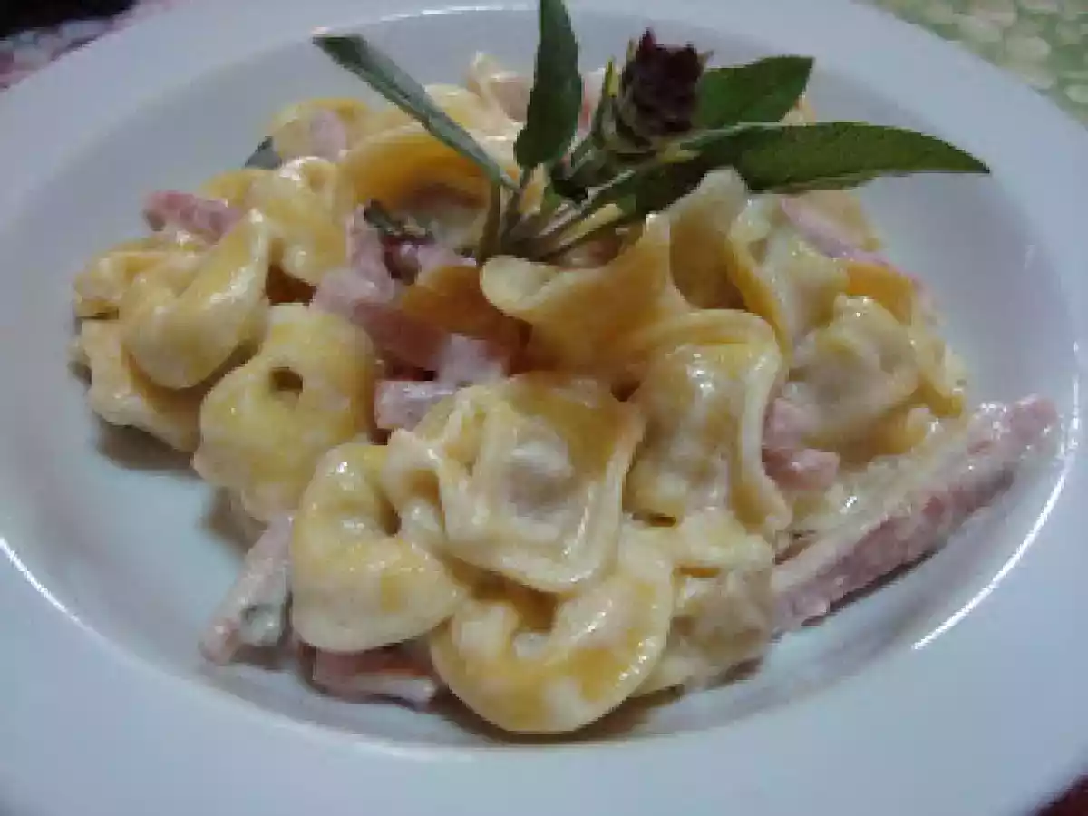 Tortellini panna e prosciutto