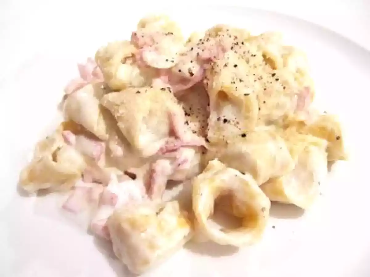 Tortellini prosciutto, panna e vodka