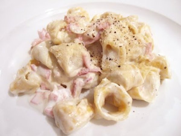 Tortellini prosciutto, panna e vodka