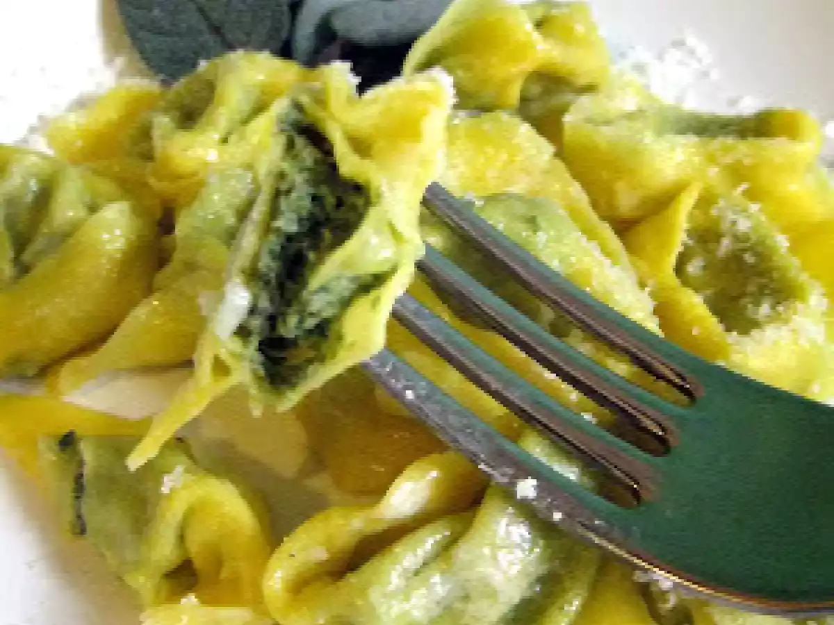 Tortelloni di ricotta e spinaci conditi con burro fuso, salvia e parmigiano.