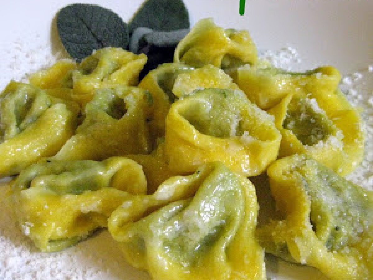 Tortelloni di ricotta e spinaci conditi con burro fuso, salvia e parmigiano. - foto 3