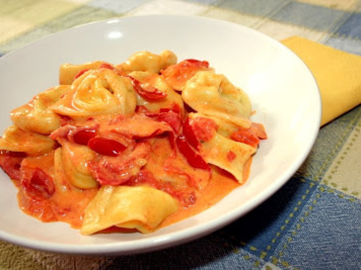 Tortelloni ripieni di rucola e prosciutto cotto, con sughetto di pomodori freschi